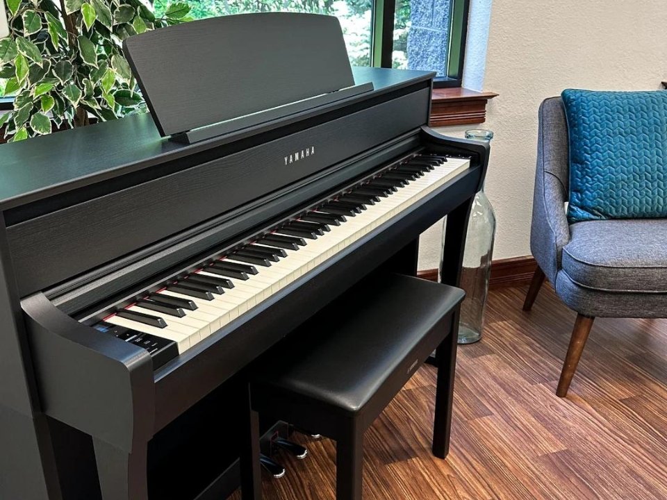 YAMAHA CLP-775 B - Góc nhìn thực tế 6